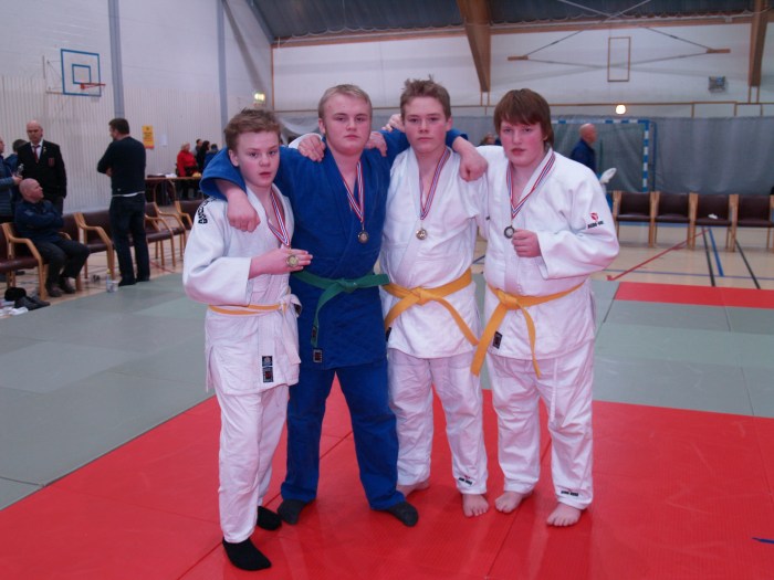 Medaljevinnere i U15 og U18. F.v.: Jonas Leonhardsen, gull, Markus Leonhardsen, sølv. Martin Rønning Aune, gull, og Guttorm Bjørnebo, sølv.