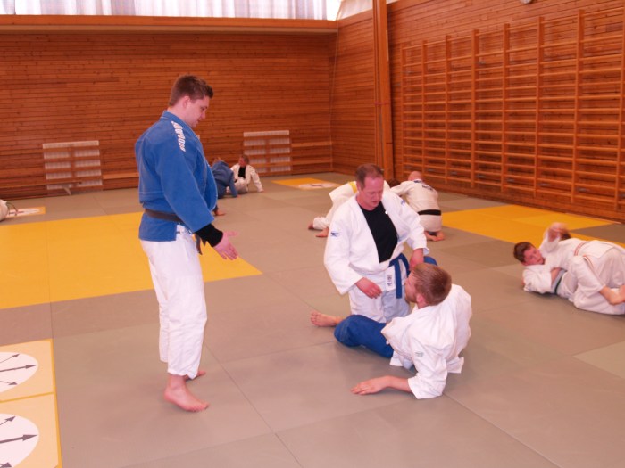 Hovedtrener Håvard Thorsø Johansen veileder.