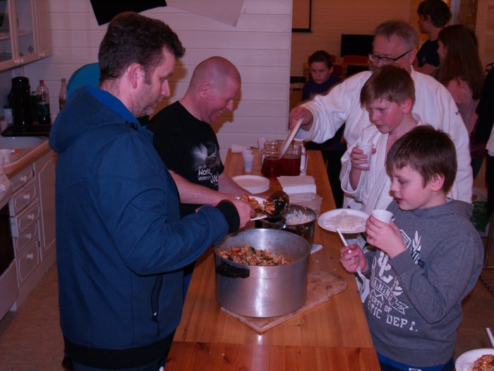 Levin Gilberg (t.v.) hadde laget en nydelig kyllingwok.