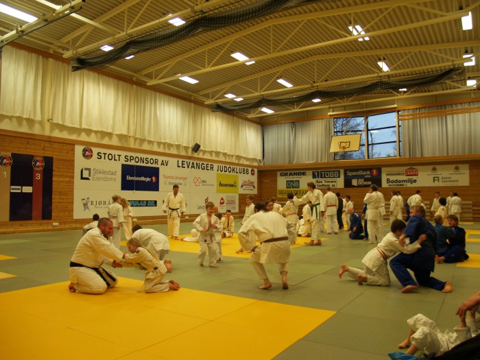 Mylder med 80 på matta.