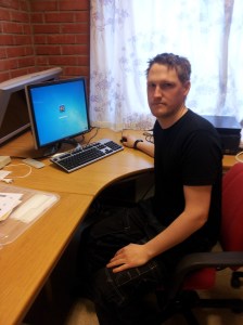 Geir Helge Ramstad ved PC-en som styrer låssystemet.