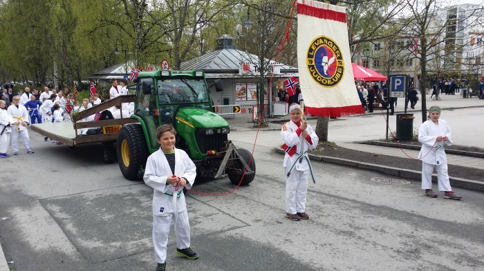 Fanebærer Vilde Helene Brenne med duskebærerne Ole Johan Otlo og Sara A. Ruiz Garcia.
