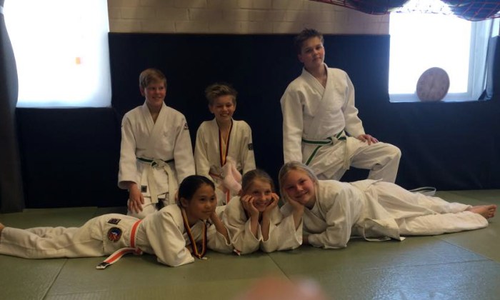 Gode resultater i Sundsvall. Foran f.v.: Anja Næssan, Elise Bjørås og Emmeli Ertzaas. Bak f.v.: Mathias Eriksen, Oliver Sand og Thomas E. Wikdahl.