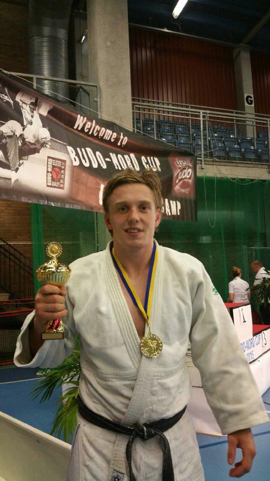 En fornøyd Henrik Reitan med gullmedalje og pokal.