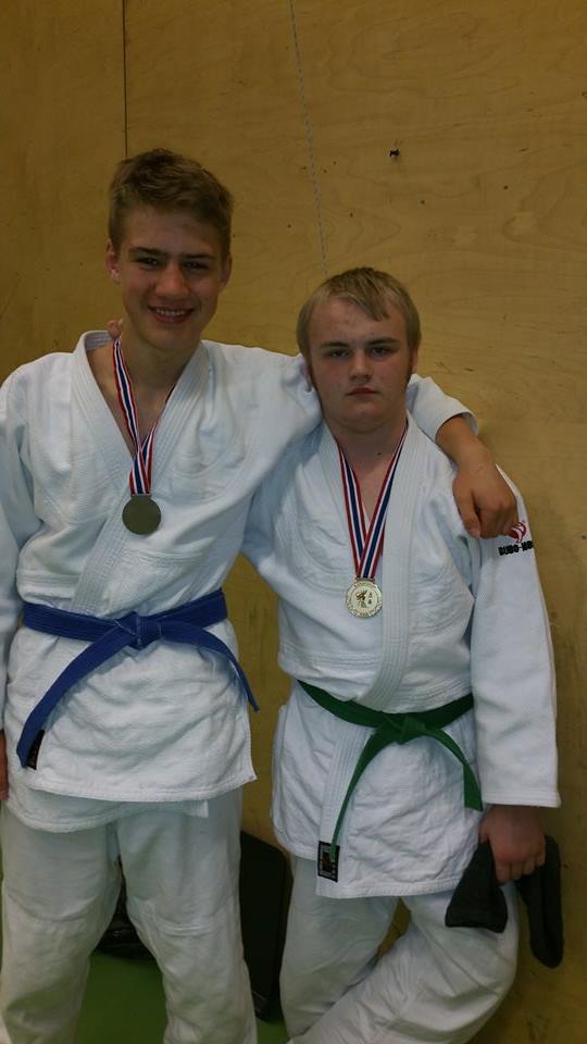 Sølv til Lavrans i U18-81 og gull til Markus i U18-90.