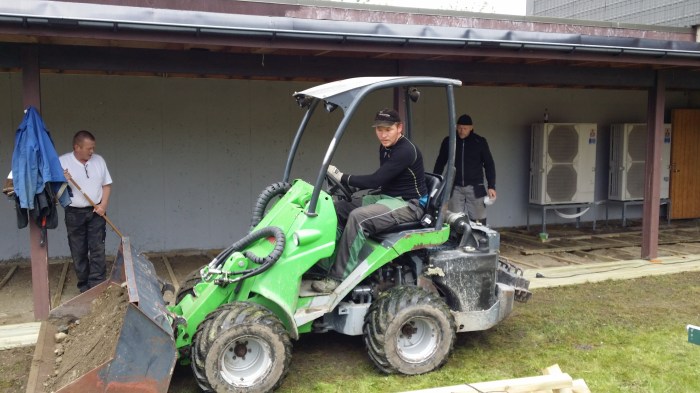 Tor-Erik Ertzaas var primus motor for bygging av platting på "grillplassen". Her på en mini-hjullaster mens Thor Holbø og Egil Kvåle jobber med muskelkraft.