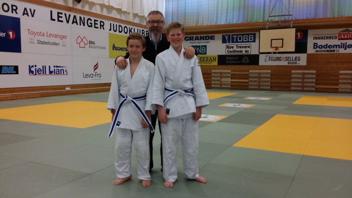 Blått belte til Sander Næssan (t.v.) og Mathias Eriksen. Sensor var Alf Birger Rostad.