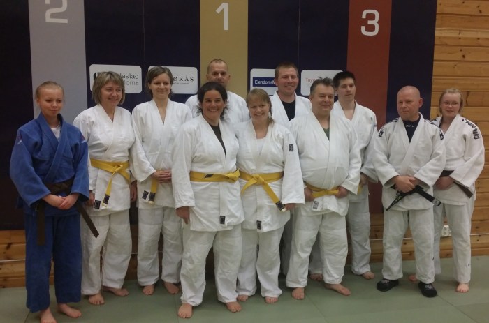 Endelig gult belte! Til høyre ser vi en rørt trener, Lars Erik Bjørås.