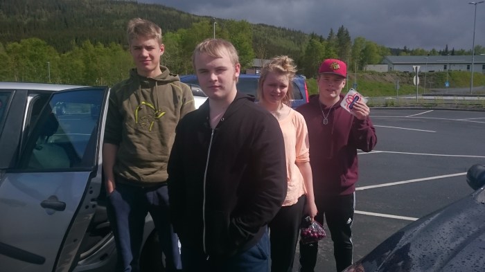 Her er teamet i et lite «Reservoir Dogs»-øyeblikk ved Rema 1000 i Mosjøen. Martin ropte «Oooost», slik at alle skulle smile bredt.