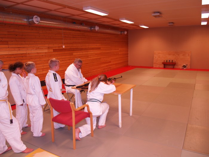 Egen skytebane i EiendomsMegler 1-hallen, ikke dårlig. Vilde Helene Brenne skyter med luftgevær.