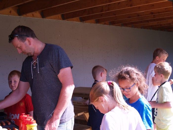 Grillsjef Per Anders Eriksen hadde mange munner å mette.