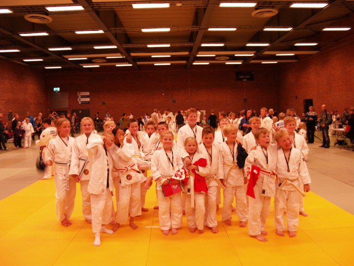 U11 og U13 viser stolt fram medaljene sine.