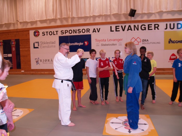 Alf Birger Rostad og Inez Marie Lysne-Ness forklarer balansebrudd.