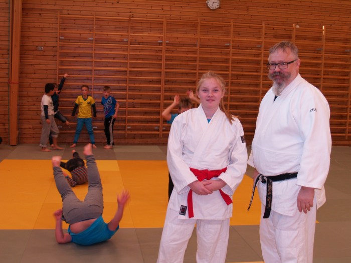Emmeli Ertzaas og Alf Birger Rostad lærte bort judo til SFO-barna.