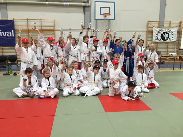 Kjempefine pokaler for deltakelse i fire stevner.