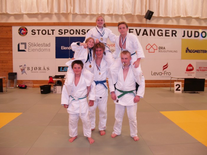 Noen av Levanger Judoklubbs flotte deltakere i U15 og U18.