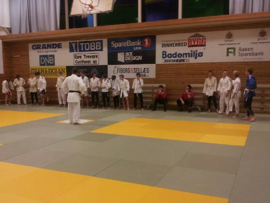 LFK G16 klar for dyst i lånte judodrakter.