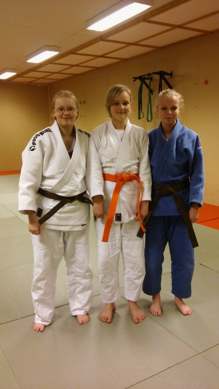 Ingrid Fjesme Sundby graderte seg til oransje belte. Her med sensor Ingebjørg Holbø t.v. og medhjelper Ragnhild Holbø.