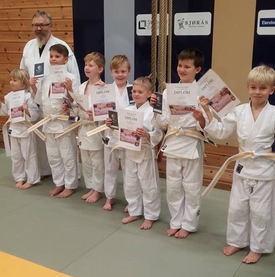 Erfarne knøtter ble gradert til gult belte.