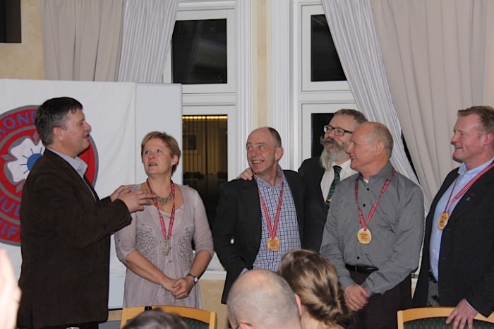 Hdersmedaljer i ekte tre, slik medaljene i Trøndercup var de første årene. F.v.: Snorre Johansen, Unni Kirknes, Steffen Kirknes, Alf Birger Rostad, Hans Rechsteiner og Johnny Roaldseth. Foto: Marlene Roaldseth.