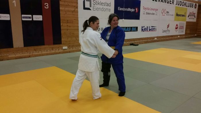 Evelyn Gulstad Otlo (hvit) og Femke Blankers lærte bort ju no kata.