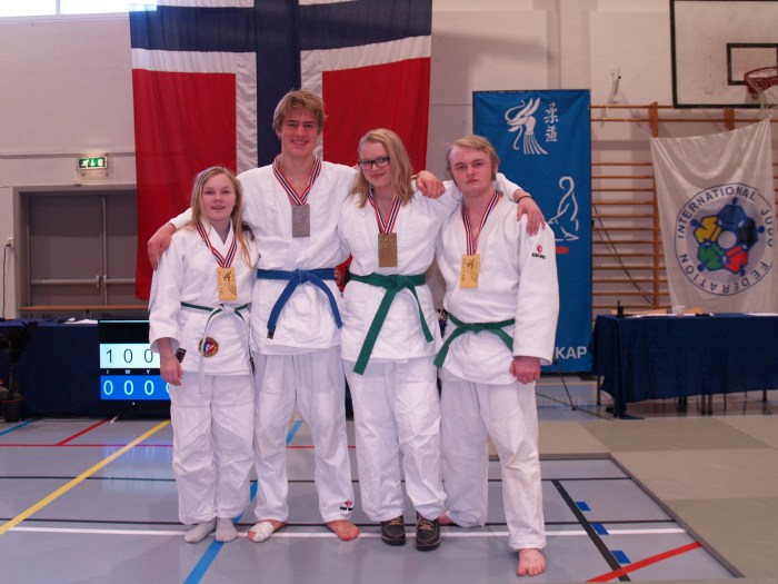 Fire av seks medaljevinnere, f.v.: Emmeli Ertzaas, Lavrans Lysne-Ness, Inez Marie Lysne-Ness og Markus Leonhardsen.