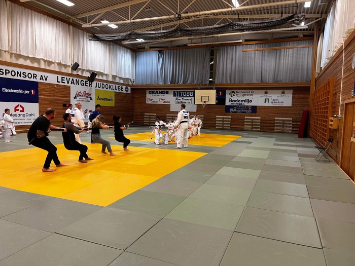 Tautrekking, barna mot foreldrene, full innsats fra små og store.