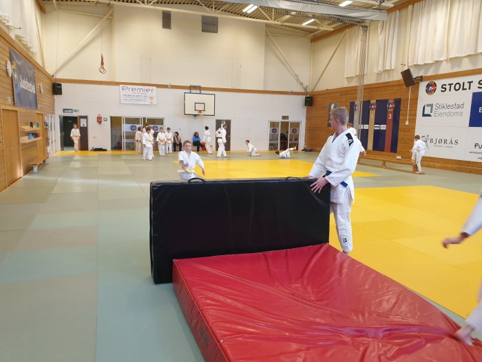 Litt akrobatikk på tjukkmatta.